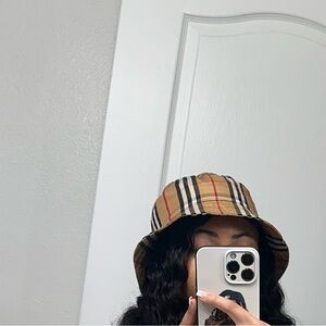 Burberry bucket hat send offers !!